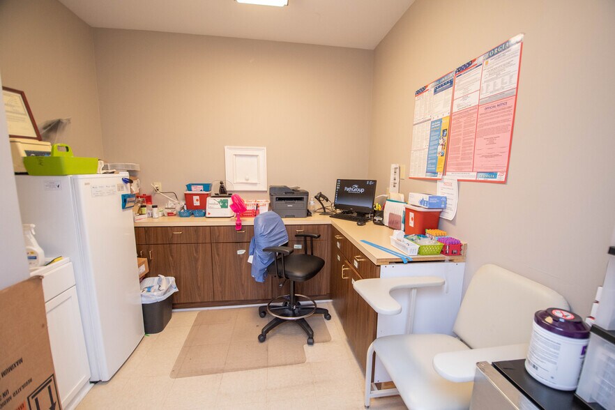 More Photos Of 385 Hawthorne Ln, Athens Medical For Lease