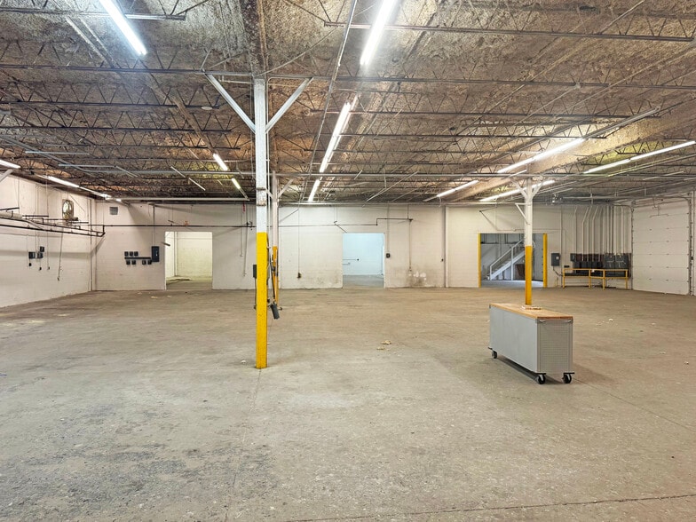 More Photos Of 2371 N Rainbow Dr, Warsaw Warehouse For Lease