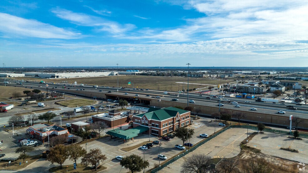 More Photos Of 3851 NE Loop 820, Fort Worth Office Residential For Lease