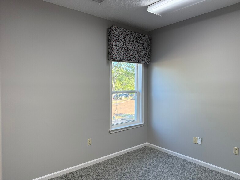 More Photos Of 2820 Summer Oaks Dr, Bartlett Office For Sale