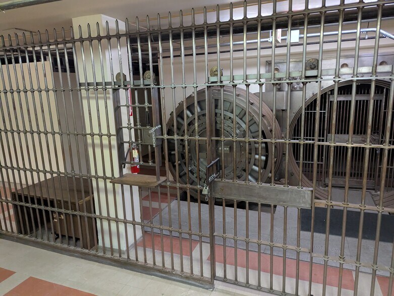 More Photos Of 106 W 4th St, Santa Ana Office For Sale