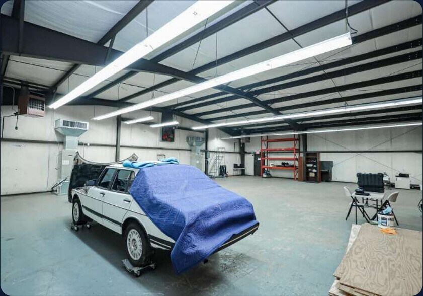 More Photos Of 505 Industrial Dr, Woodstock Mixed Retail For Sale