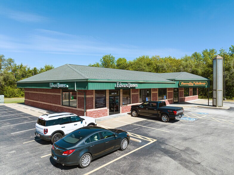 More Photos Of 818 E Meadowlark Blvd, Derby Freestanding For Lease