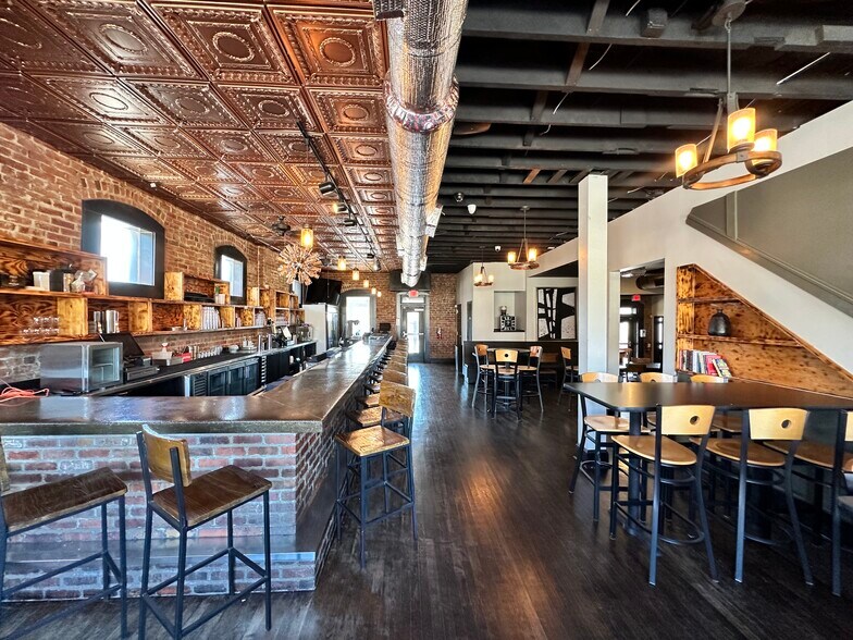 More Photos Of 917 W 44th St, Kansas City Restaurant For Sale