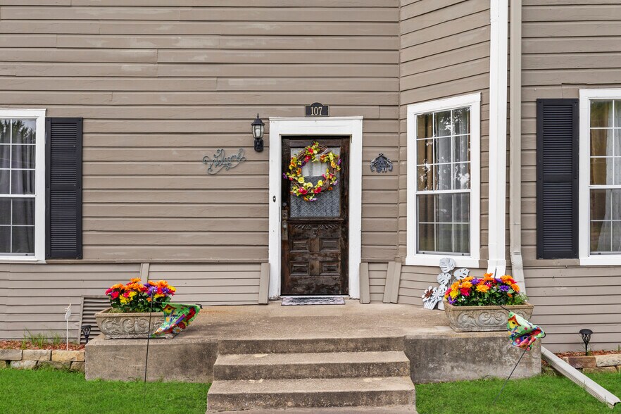 More Photos Of 107 S Josephine St, Royse City General Retail For Sale