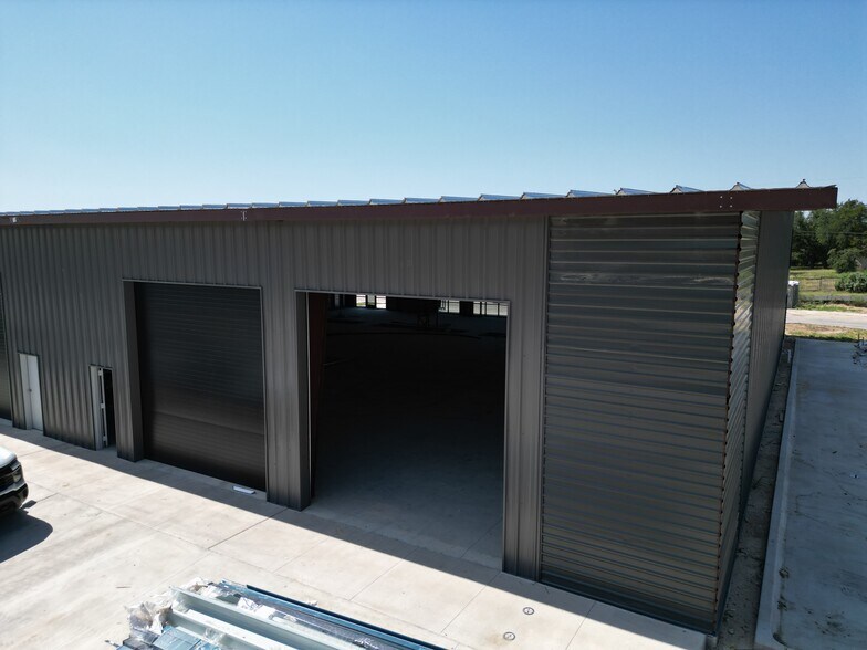 More Photos Of 7000 Airport Rd, Georgetown Light Distribution For Sale