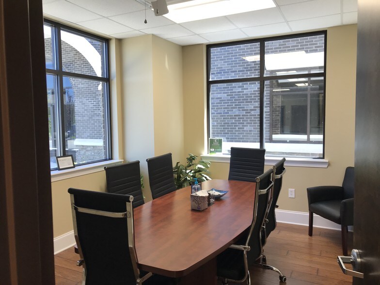 More Photos Of 949 E Main St, Lexington Office For Lease