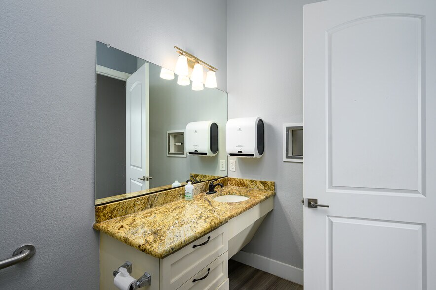 More Photos Of 1701 N US Highway 75, Sherman Medical For Lease