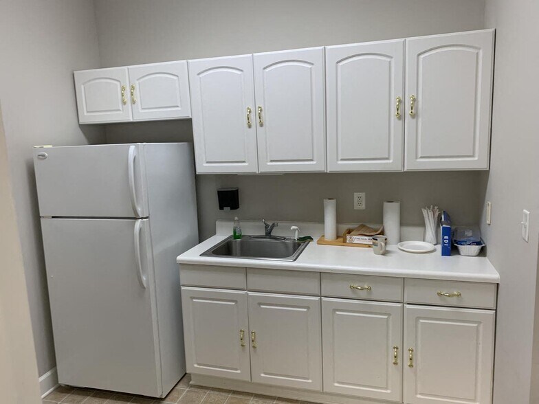 More Photos Of 1075 Cooper Rd, Grayson Medical For Lease