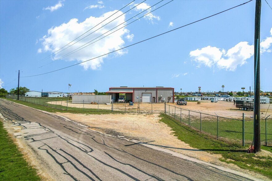 More Photos Of 11495 IH 35 Service Rd, Jarrell Warehouse For Lease