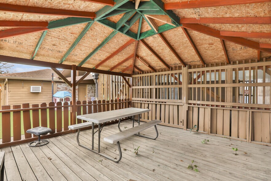 More Photos Of 827 Casey St, Channelview Flex For Sale