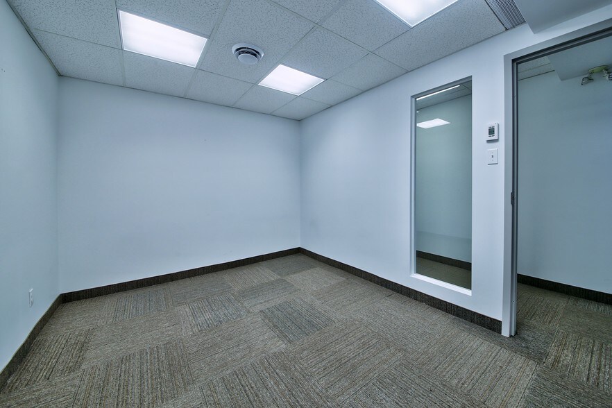 More Photos Of 1144 Rue Saint-Laurent O, Longueuil Medical For Sale