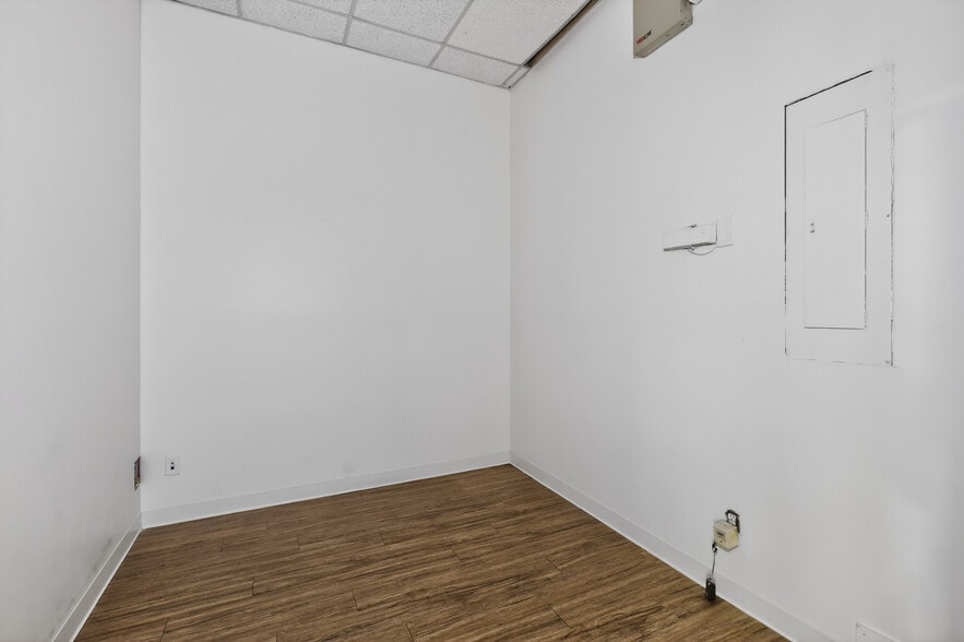 More Photos Of 439-441 E Hastings st, Vancouver Flex For Lease