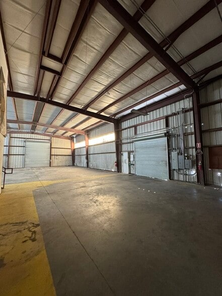 More Photos Of 9507 Palm River Rd, Tampa Warehouse For Lease