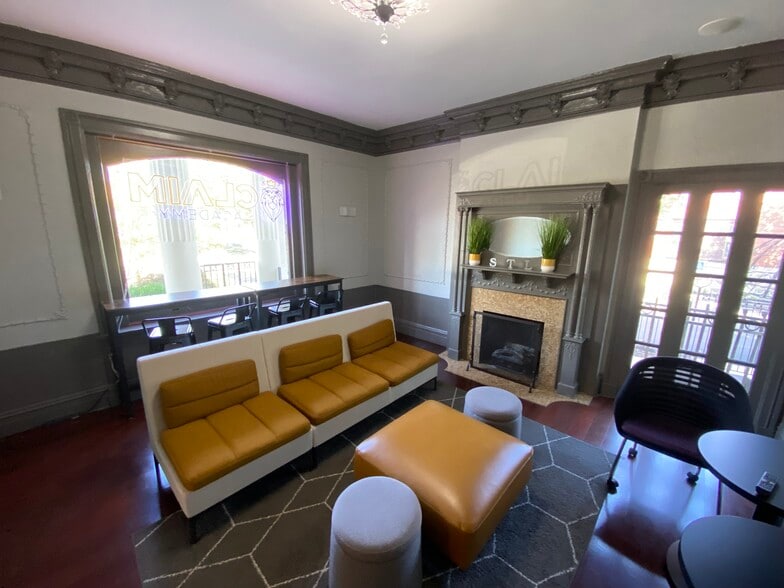 More Photos Of 4356 Lindell Blvd, Saint Louis Restaurant For Sale