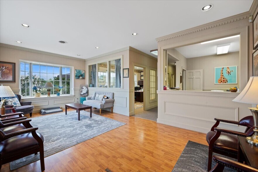 More Photos Of 121 NW Russell Rd, Abingdon Office For Sale