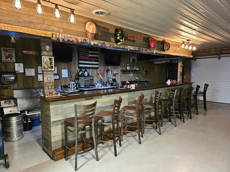 More Photos Of 215 Main St, Royalton Bar For Sale