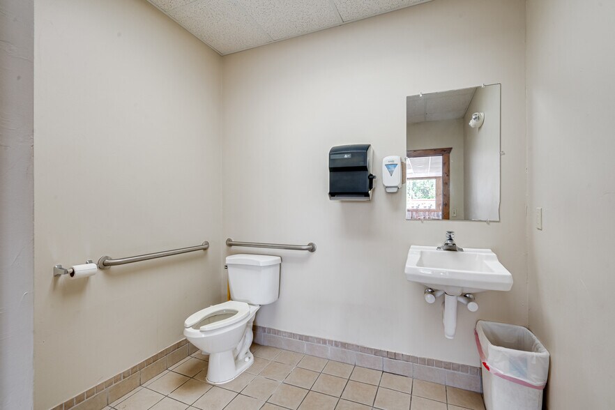 More Photos Of W7293 US Highway 10 114, Menasha Auto Dealership For Sale