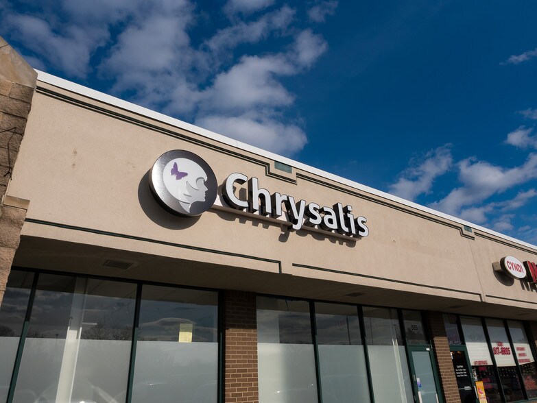 More Photos Of 559-617 N York St, Elmhurst General Retail For Lease