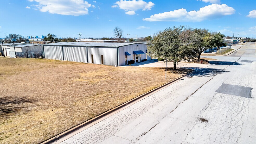 More Photos Of 4300 Garland Dr, Haltom City Warehouse For Lease
