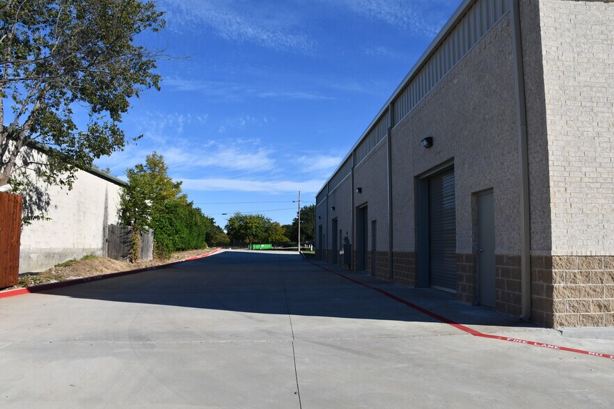 More Photos Of 2433 Tarpley Rd, Carrollton Warehouse For Lease