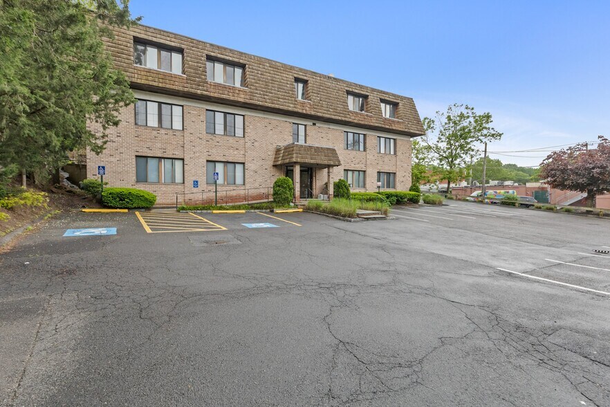 More Photos Of 7 Riversville Rd, Greenwich Medical For Lease