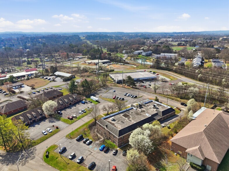 More Photos Of 3001 Lake Brook Blvd, Knoxville Office For Sale