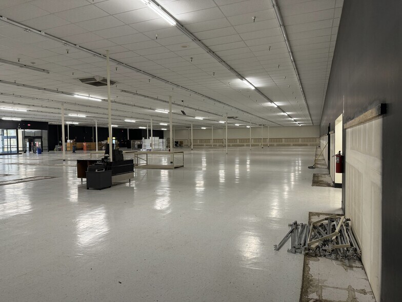 More Photos Of 2025 Lancaster Dr NE, Salem General Retail For Sale