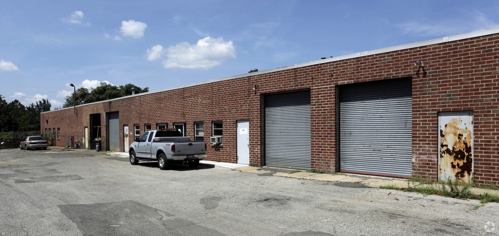 More Photos Of 172 Cabot St, West Babylon Warehouse For Lease