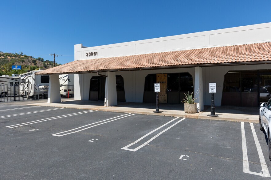 More Photos Of 23930-23978 Craftsman Rd, Calabasas Warehouse For Lease