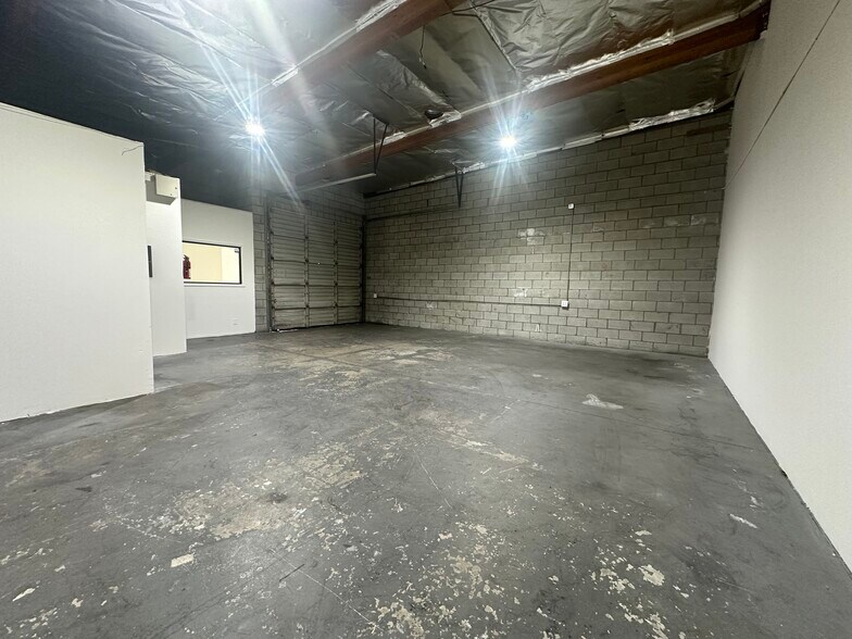 More Photos Of 820-830 Thompson Ave, Glendale Manufacturing For Lease