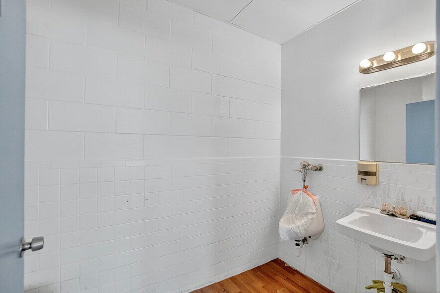 More Photos Of 2201 E 8th St, Odessa Office For Sale