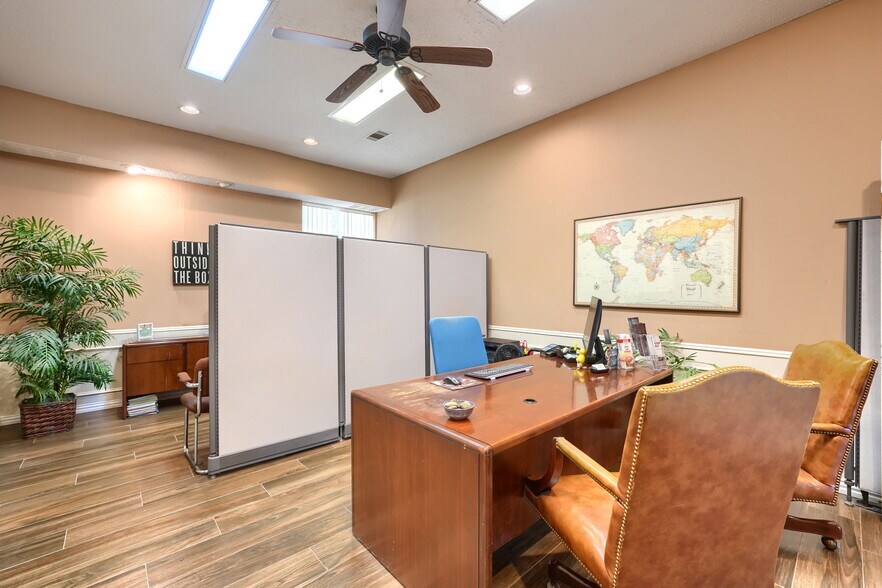 More Photos Of 6812 Avenue K, Plano Flex For Lease