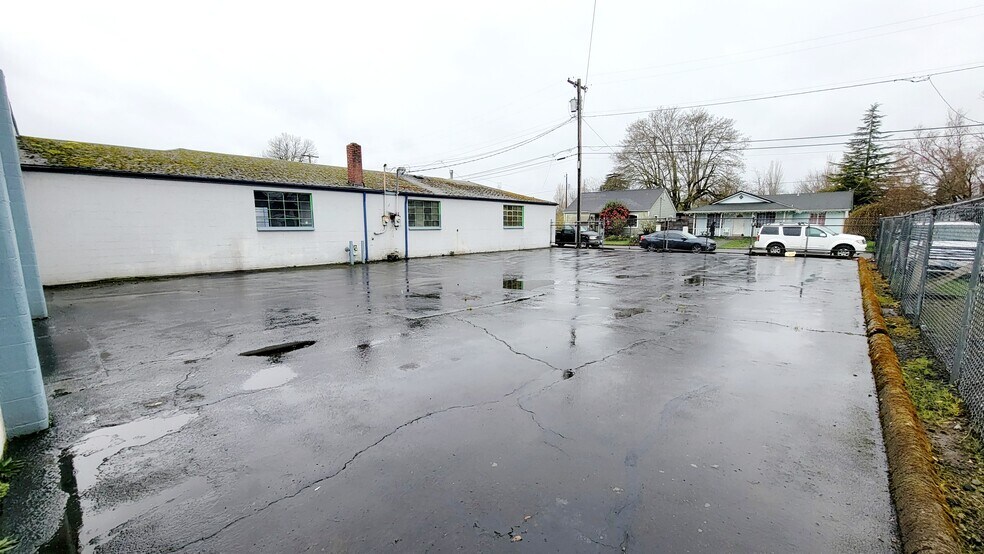 More Photos Of 2060 Warner St NE, Salem Warehouse For Sale