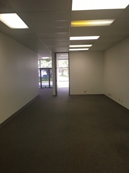More Photos Of 1004-1010 Stewart Dr, Sunnyvale Light Distribution For Lease