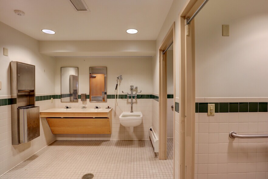 More Photos Of 4960 Hill Rd, Kennedy Schools For Lease