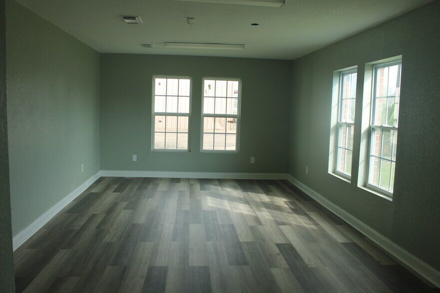 More Photos Of 620 Brazosport Blvd N, Clute Flex For Lease