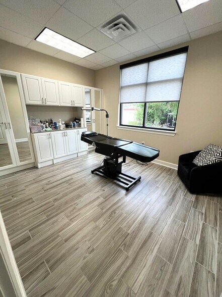 More Photos Of 202 Industrial Blvd, Sugar Land Office For Lease