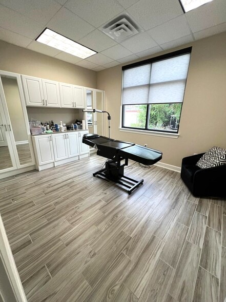 More Photos Of 202 Industrial Blvd, Sugar Land Office For Sale