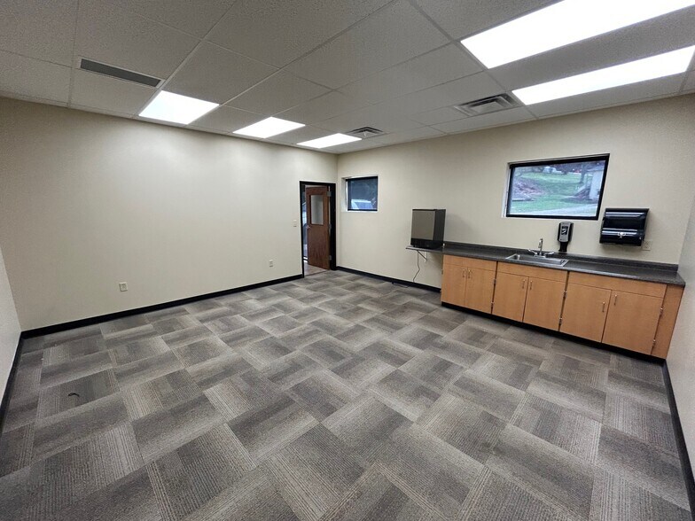 More Photos Of 101 Rathbone Rd, Marietta Flex For Sale