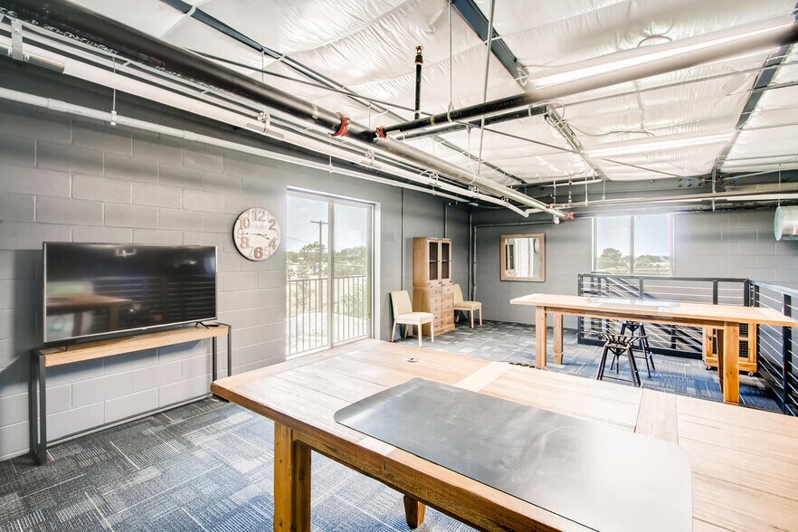 More Photos Of 2100 Double Creek Dr, Round Rock Warehouse For Lease