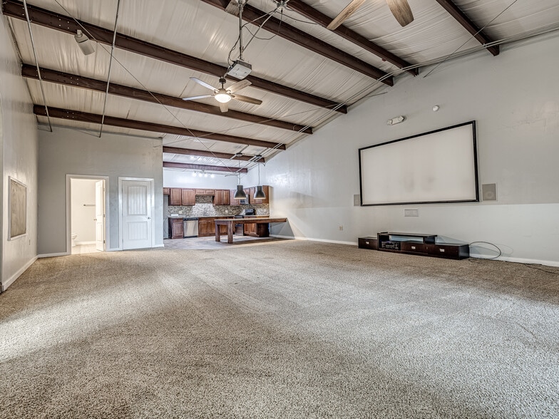 More Photos Of 6355 Boucher Dr, Edmond Showroom For Sale