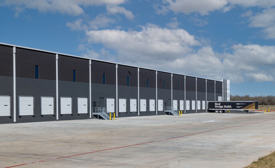 More Photos Of 4601 Dr. MLK Jr. Dr, Arlington Distribution For Lease