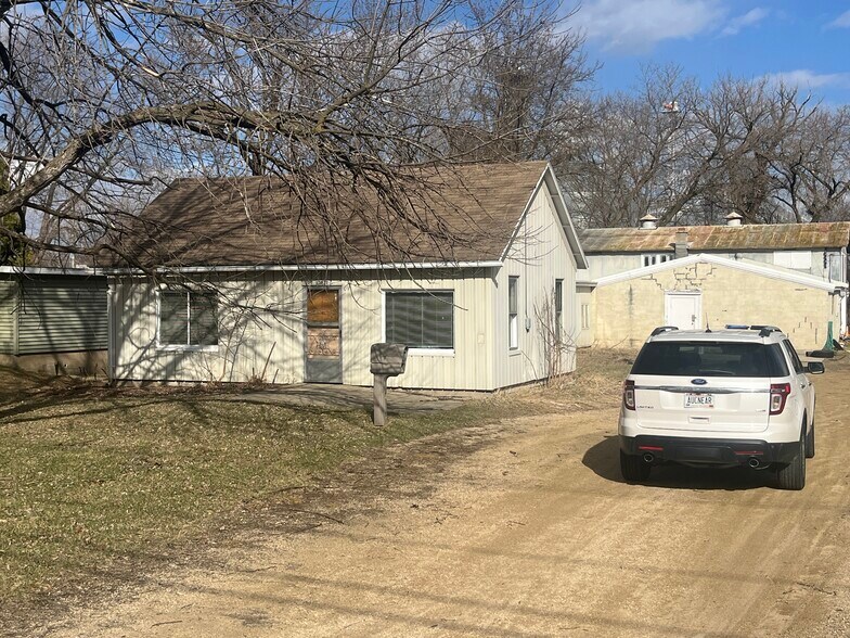 More Photos Of N3830 River Rd, Columbus Light Manufacturing For Sale