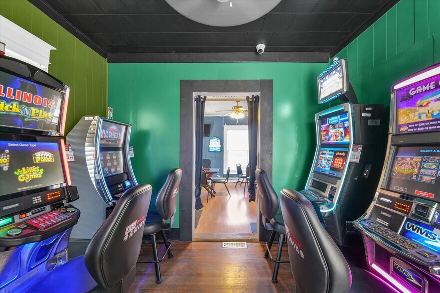More Photos Of 207 E Main St, Toledo Bar For Sale