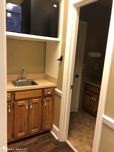 More Photos Of 200 Market Pl, Roswell Office Residential For Lease