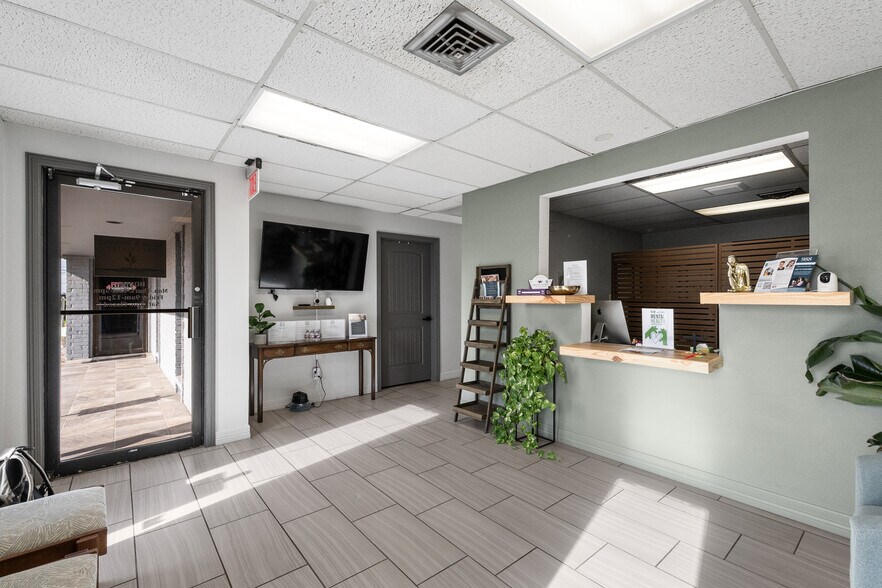 More Photos Of 604 S 77 Sunshine Strip, Harlingen Office For Sale