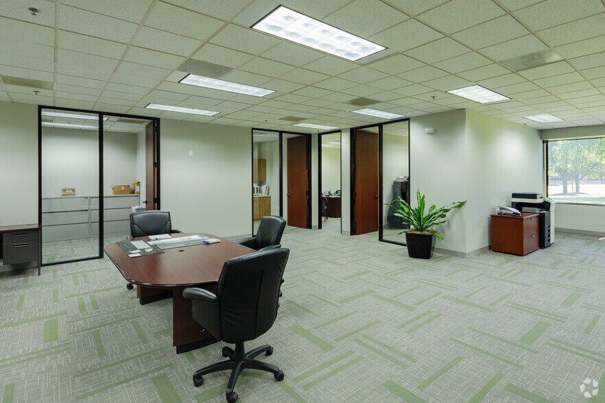 More Photos Of 450-500 E Diehl Rd, Naperville Unknown For Lease