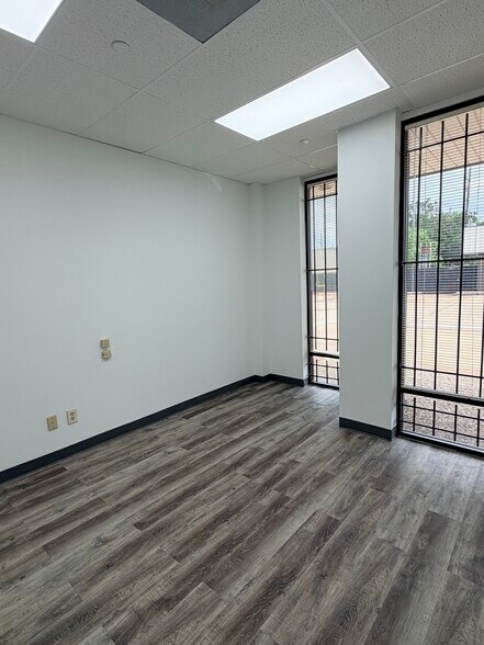 More Photos Of 12999-13003 Murphy Rd, Stafford Unknown For Lease