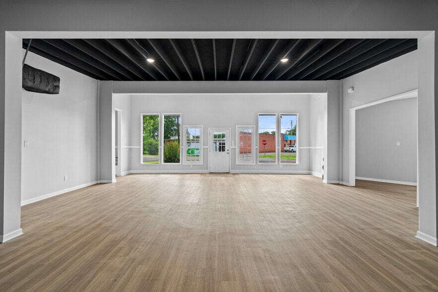 More Photos Of 106 Stevens St, Petal Freestanding For Lease